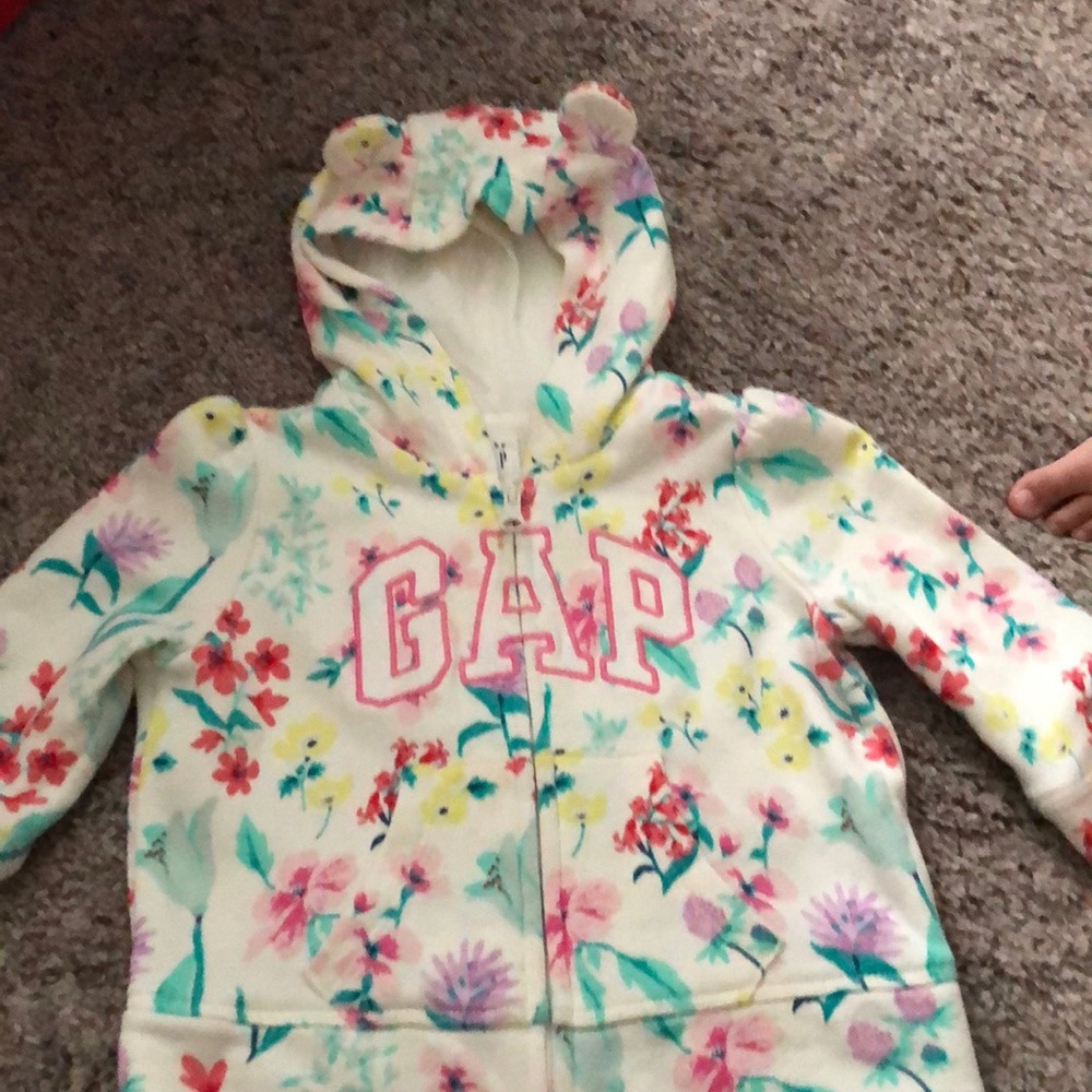 Gap sweater